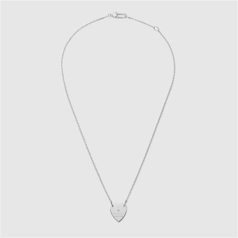 Gucci Collier de perles siglé avec pendentif cœur